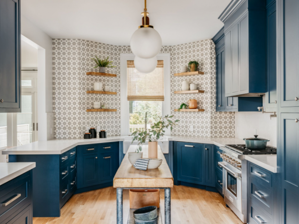 Dapur dengan backsplash berpola geometris